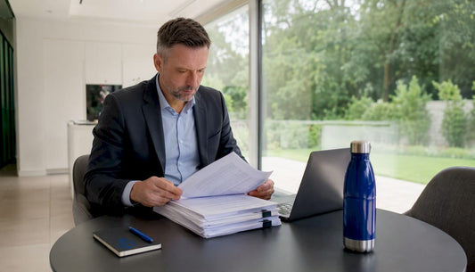 Ein Anwalt überprüft die Lizenzverträge rund um den Textildruck, um rechtliche Sicherheit zu gewährleisten.