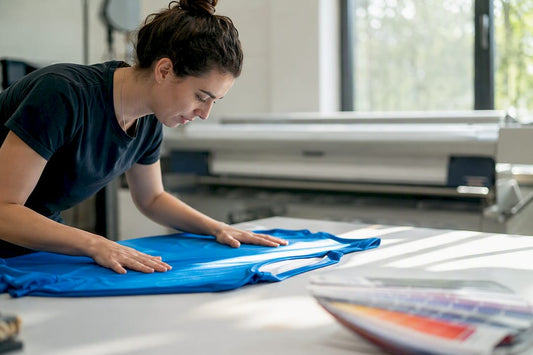 Detailaufnahme: Ein Polyester-Sportshirt wird für den Sublationsdruck vorbereitet.