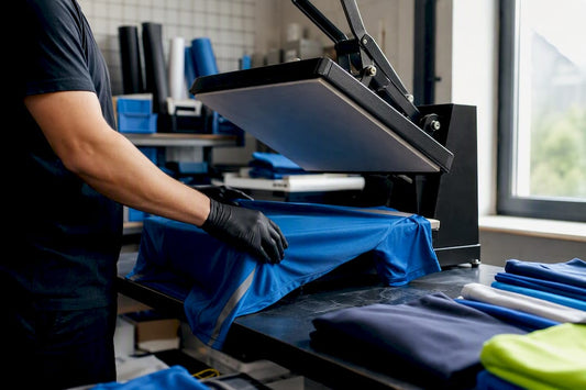 Hände richten ein Polyester-Sportshirt unter der Heißpresse aus