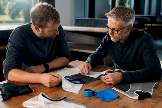 Verantwortliche von Vereinen vergleichen verschiedene Textil-Shirt-Optionen