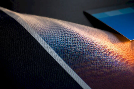 Makroaufnahme von Vektor- und Rasterdruck auf Textil
