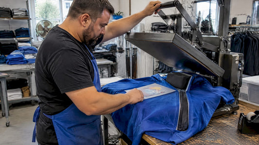 DTF-Transfer auf blauem Zip-Hoodie aufpressen
