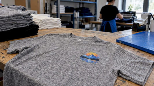 DTF-Design auf grauem Melange-Shirt