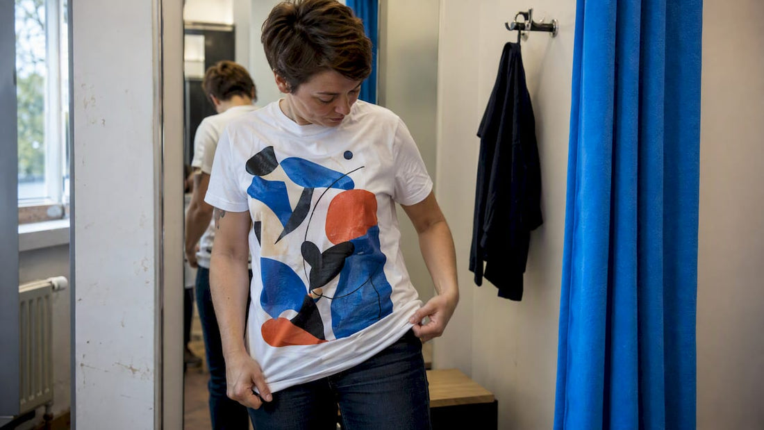 Person kontrolliert den Sitz des groß bedruckten Shirts