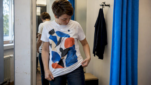 Person kontrolliert den Sitz des groß bedruckten Shirts